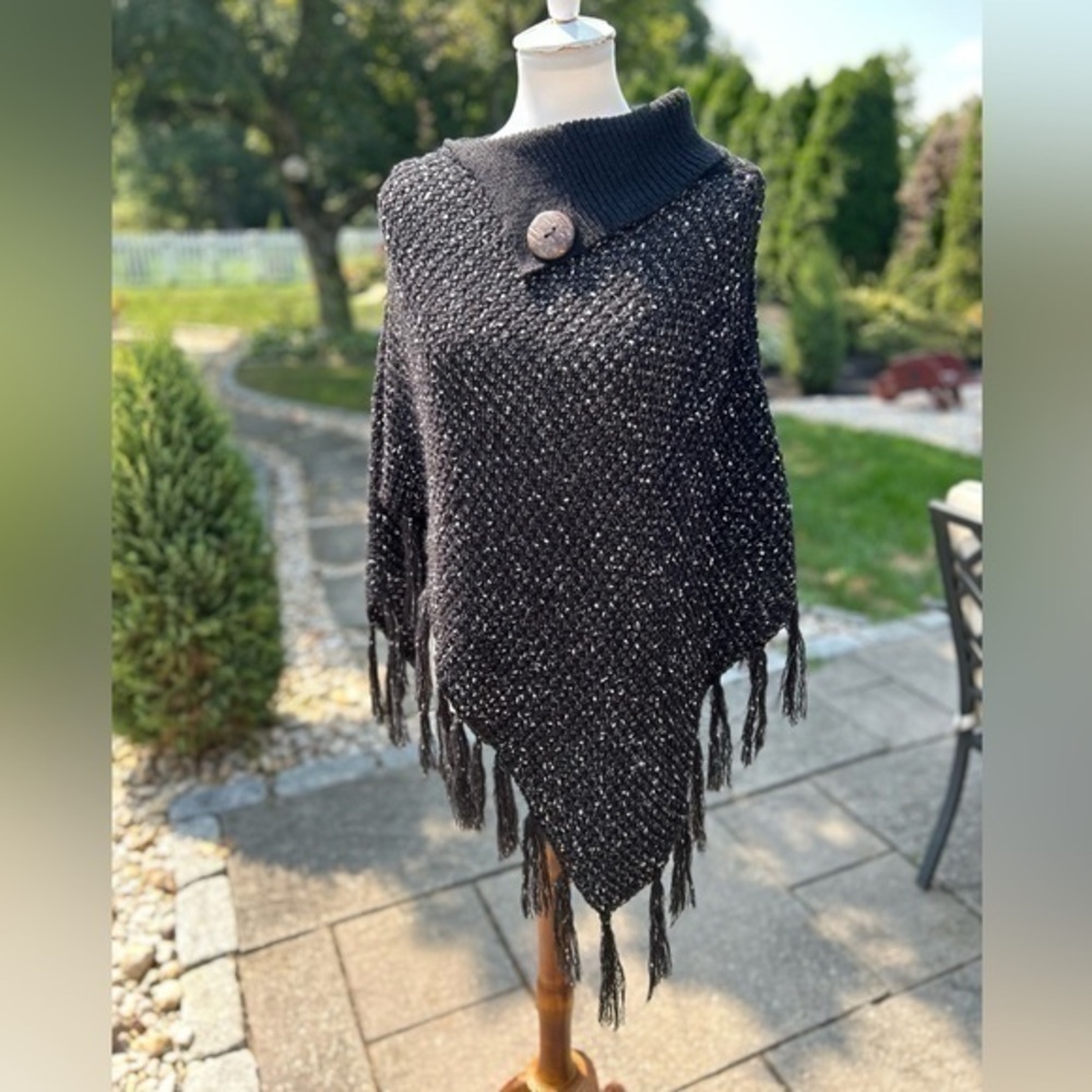 Shawl cape black and white with fringe and decorative collar with button